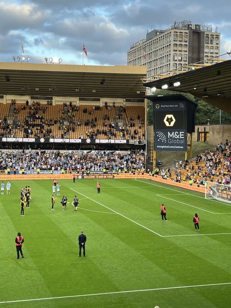 狼队球迷高呼若塔致敬，B席与迪亚斯为球迷喝彩回应